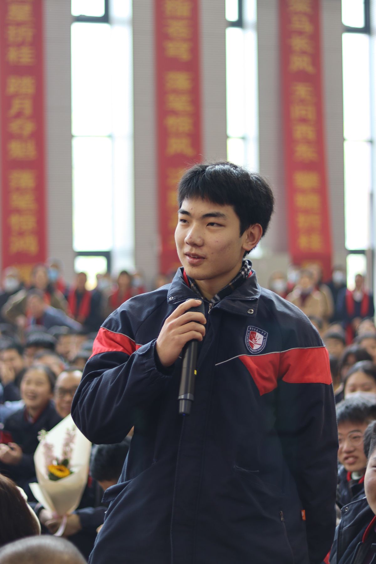演讲者面向听众发言，作为公众演讲的授权示意照片