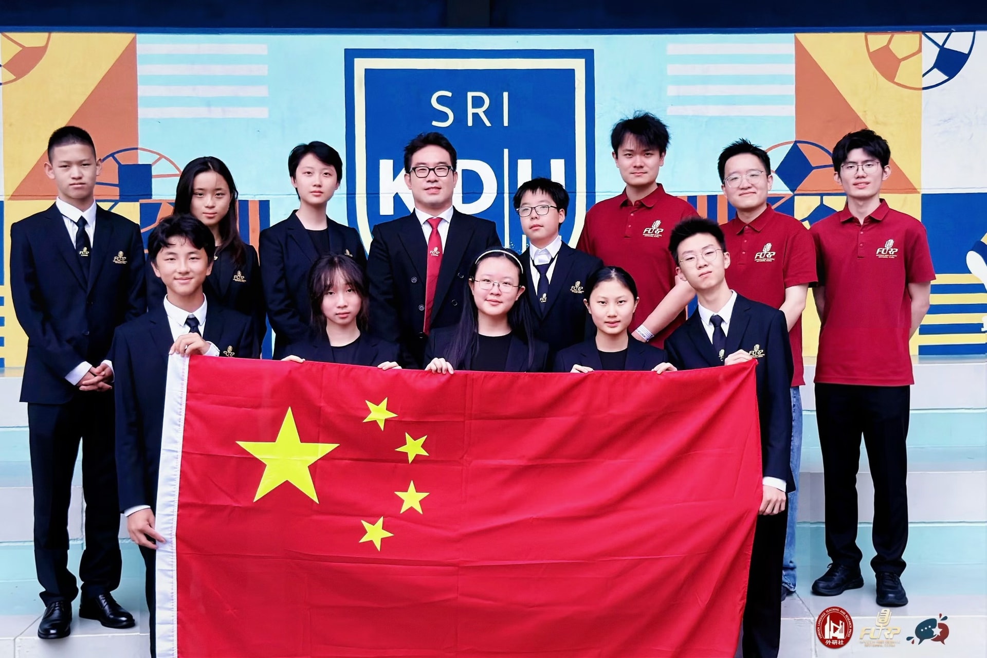 外研社国家队团队合影，前排成员手持中国国旗